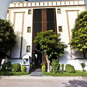 Maxfort Greenwood Hotel