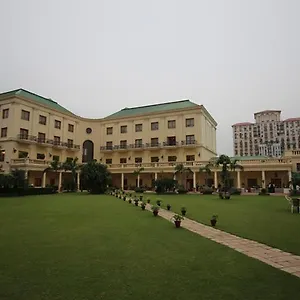 Dlf Club 4 Hotel